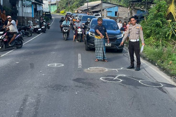 Polisi melakukan olah tempat kejadian perkara (TKP) di lokasi kecelakaan maut yang menewaskan seorang pemuda di Jalan Raya Munggu, Badung.