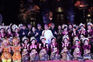 Gubernur Bali Wayan Koster bersama Wali Kota Denpasar, Wakil Wali Kota Denpasar, dan Bupati Klungkung berfoto bersama para penari Duta Klungkung dan Denpasar usai tampil di Parade Gong Kebyar Wanita PKB ke-47.