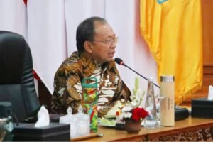 Gubernur Bali, Wayan Koster saat menyambut Tim Kunjungan Kerja Spesifik Komisi VII DPR RI di Jayasabha, Denpasar, Rabu (2/7).