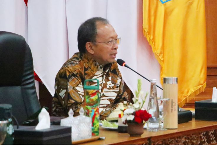 Gubernur Bali, Wayan Koster saat menyambut Tim Kunjungan Kerja Spesifik Komisi VII DPR RI di Jayasabha, Denpasar, Rabu (2/7).