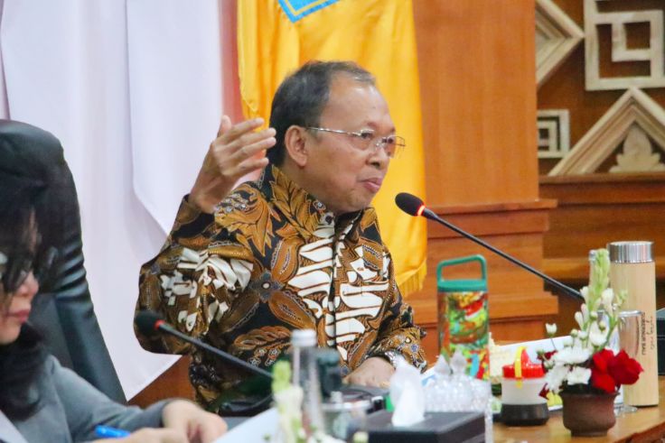 Gubernur Bali, Wayan Koster saat menerima kunjungan kerja spesifik Komisi VII DPR RI di Jayasabha, Denpasar, Rabu (2/7).