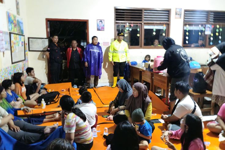 Warga mengungsi usai banjir merendam kawasan Tiga kompleks perumahan di Kecamatan Kediri