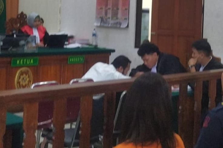 Terdakwa Bastomi Prasetiawan alias Mas Pras usai menjalani sidang tuntutan atas kasus pembunuhan di Pengadilan Negeri Denpasar.
