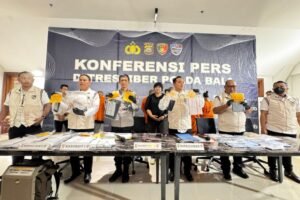 Barang bukti dan tersangka diperlihatkan kedepan awak media, Rabu (9/7).