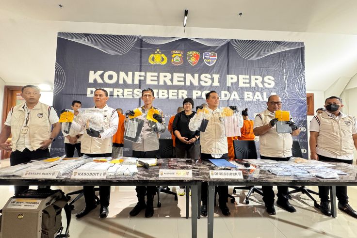 Barang bukti dan tersangka diperlihatkan kedepan awak media, Rabu (9/7).
