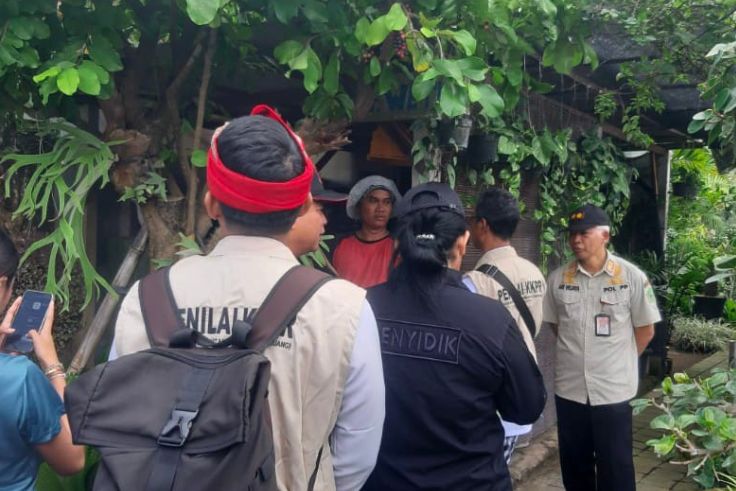 Petugas gabungan saat meninjau bangunan yang diduga berdiri di atas Lahan Sawah Dilindungi (LSD) di Desa Beraban, Kecamatan Kediri.