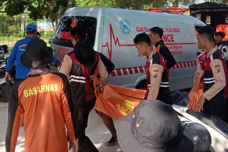Petugas mengevakuasi jasad pemuda asal Karangasem yang ditemukan mengambang di Pantai Balangan.