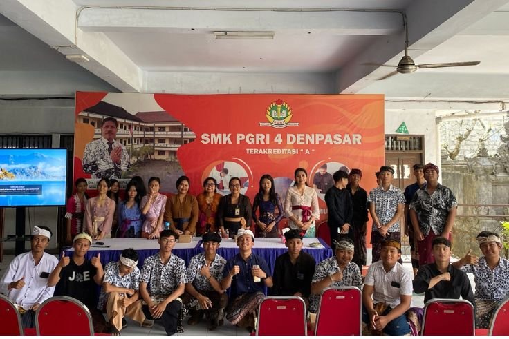 Workshop bertajuk “Peningkatan Keterampilan Komunikasi Bahasa Inggris Berbasis Digital Learning” di SMKN PGRI 4 Denpasar.
