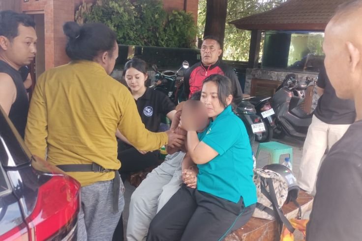 remaja perempuan berinisial NKDP (16) nyaris terjun di Jembatan Tukad Bangkung.