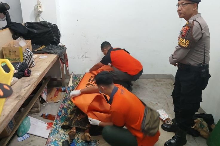 Petugas mengevakuasi jasad pria di area kantin bawah Taman Kota Lumintang, Denpasar.