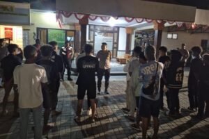 Polisi amankan puluhan pemuda yang terlibat keributan di Lapangan Barat Monumen Bajra Sandhi, Renon, Minggu malam (20/7/2025).
