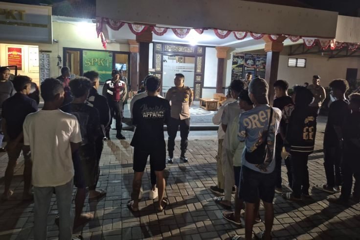 Polisi amankan puluhan pemuda yang terlibat keributan di Lapangan Barat Monumen Bajra Sandhi, Renon, Minggu malam (20/7/2025).