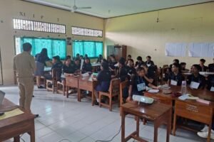 Kepala SMA Negeri 1 Marga, I Wayan Dedi Armana, saat memantau pelaksanaan MPLS bagi 43 siswa baru tahun ajaran 2025/2026.