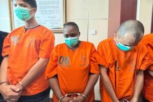 LN tertunduk lesu saat dihadirkan di BNNP Bali, Kamis (24/7).