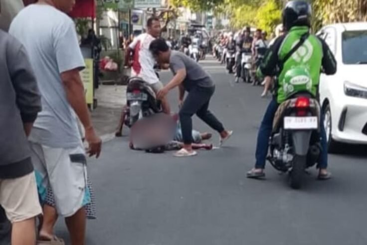 Joko Susilo mengalami luka parah di tangan kiri usai melukai diri sendiri dengan parang di Denpasar, Kamis (24/7/2025).