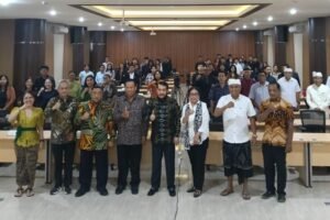 Hakim Konstitusi Prof. Dr. Anwar Usman, S.H., M.H. berfoto bersama seluruh peserta kuliah umum.