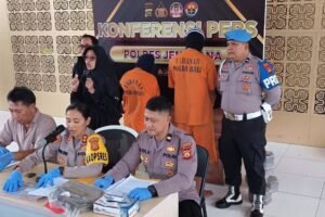 IYM (32), saat dihadirkan dalam konferensi pers di Mapolres Jembrana, Jumat (25/7/2025).
