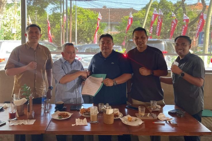 Ketua PP PGSI Trimedya saar menyerahkan SK ke Nyoman Partha. (Istimewa)