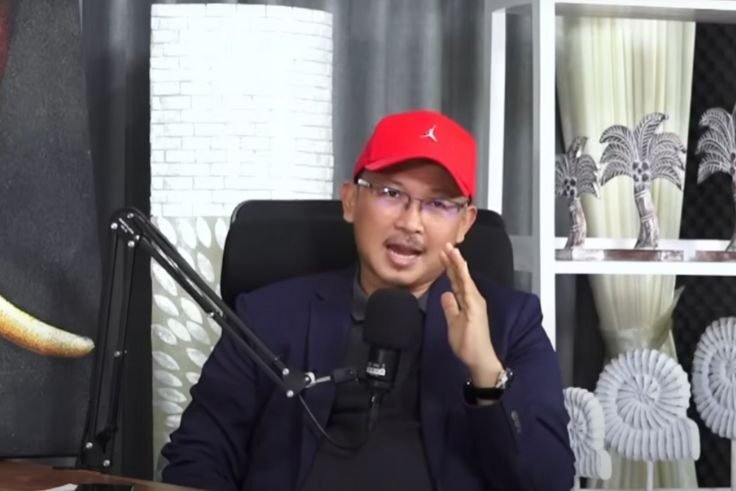 Host Topi Merah, Kande Putra.