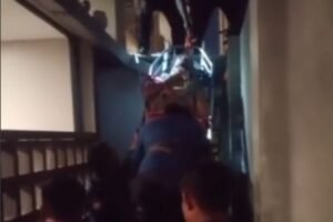 Petugas evakuasi bule dari atap kantor Housekeeping usai melompat dari lantai 3 hotel.