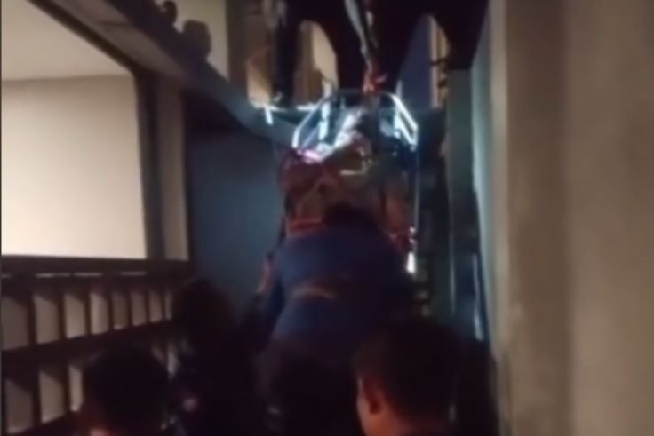 Petugas evakuasi bule dari atap kantor Housekeeping usai melompat dari lantai 3 hotel.