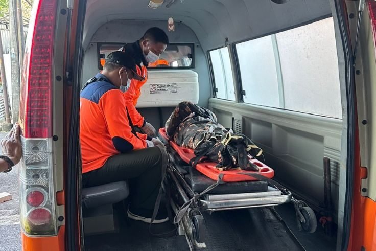 Jenazah Nengah Sudana dibawa menggunakan Ambulance BPBD Kota Denpasar.