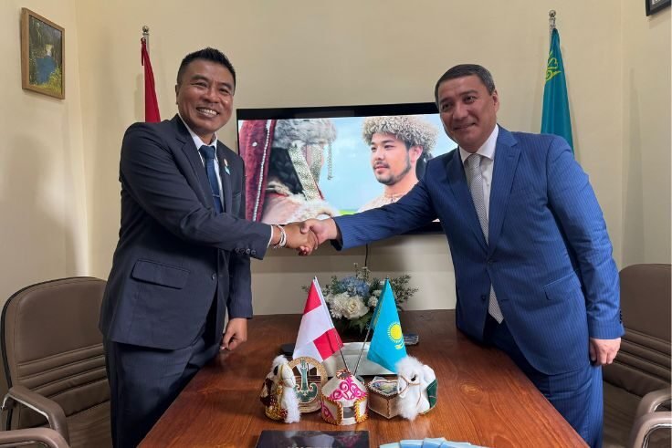 I Putu Winastra (kiri) bersama Dubes Kazakhstan Serzhan Abdykarimov (kanan)