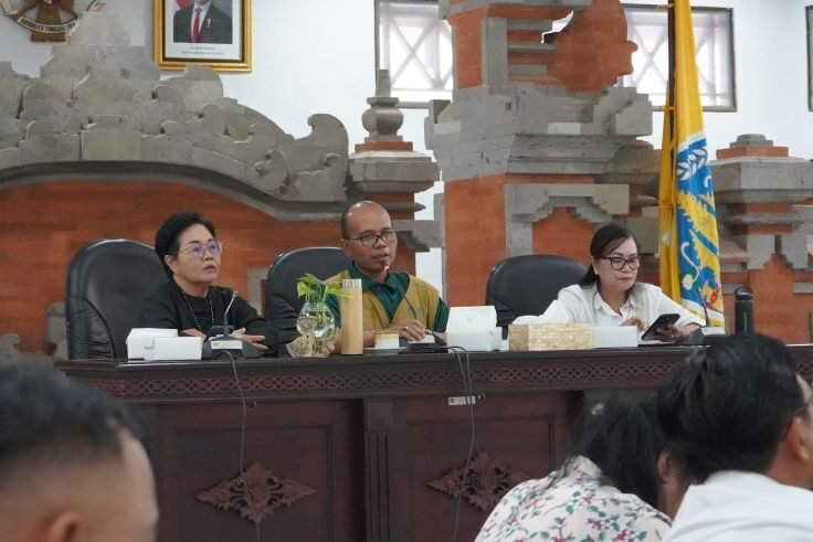 Kepala Dinas Kehutanan dan Lingkungan Hidup Provinsi Bali, I Made Rentin (tengah).
