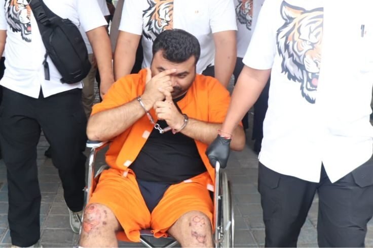 Tajddin terpaksa memakai kursi roda karena kakinya patah usai bertabrakan dengan warga.