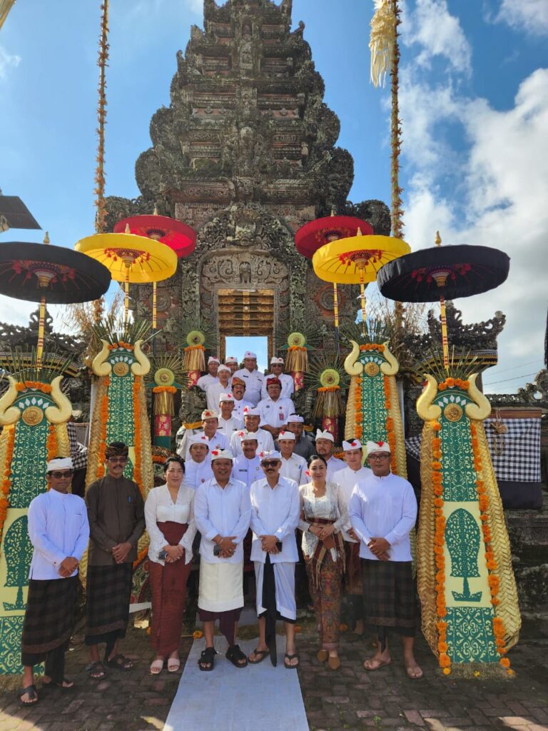 Bupati Bangli sampaikan harapan usai bersembahyang di Pura Puseh Bangli.
