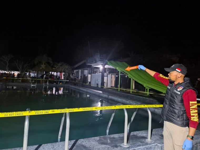 Polisi memasang garis kuning dan melakukan olah TKP.