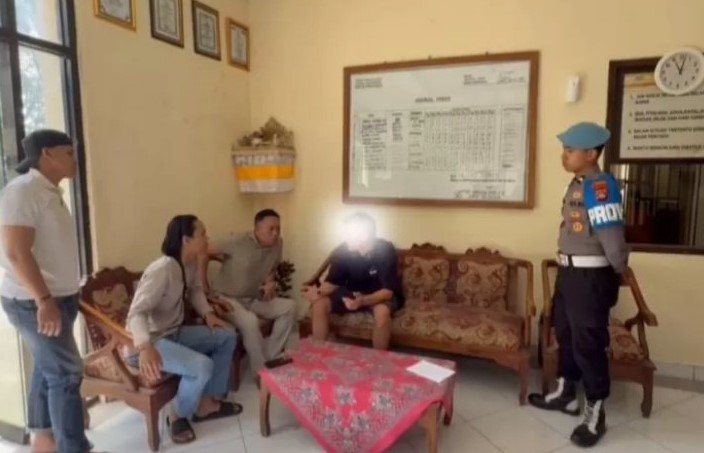 Pelaku warga Belgia dengan wajah diblur, berhasil diciduk aparat Polsek Nusa Penida.