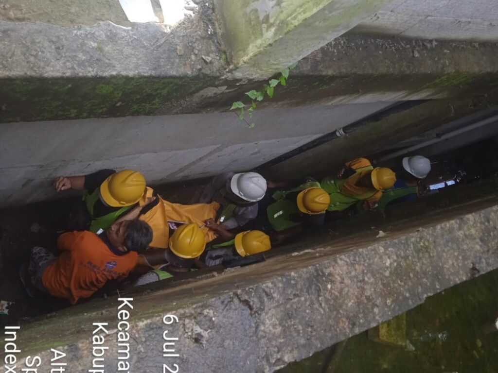 Evakuasi korban jatuh di proyek vila wilayah Kelusa, Tegallalang.
