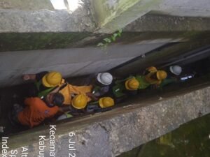Evakuasi korban jatuh di proyek vila wilayah Kelusa, Tegallalang.