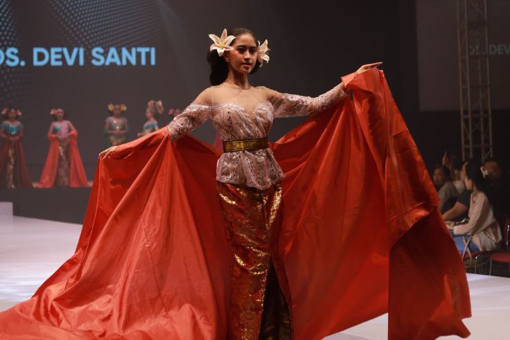 Karya desainer DS Devi Santi sukses curi perhatian para tamu.