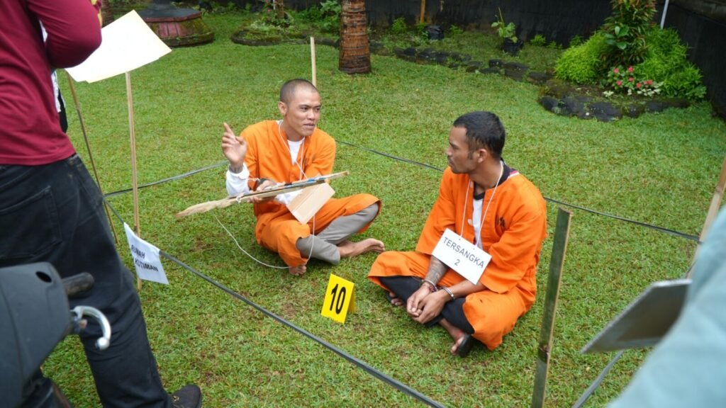 Dua pelaku penganiayaan di jalan Songan ikuti rekontruksi di Polres Bangli.