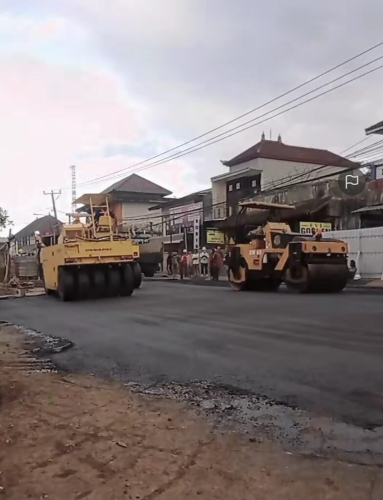 Jalan Bajera Tabanan yang jebol akhirnya sudah diaspal.