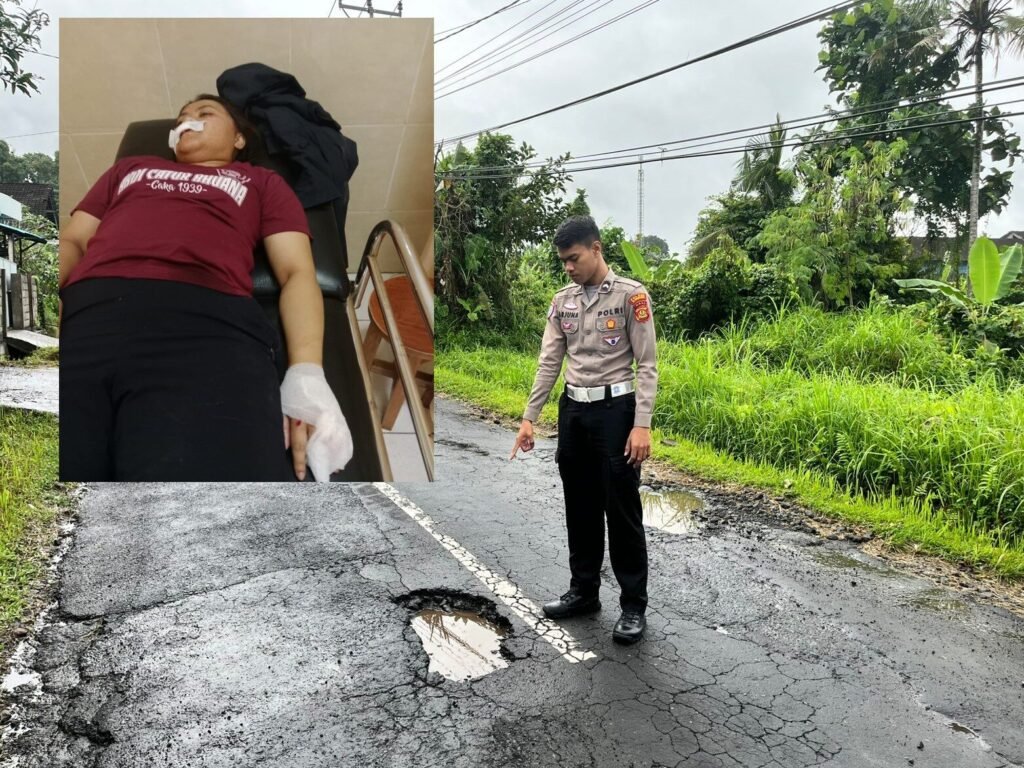 Polisi menunjukkan lubang di Jalan Tihingan yang sebabkan korban terjungkal.