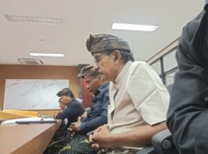 Perwakilan warga desa Selat saat mendatangi kantor MDA Bali di Renon.