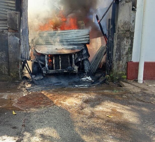 Mobil Xenia yang parkir di garasi terbakar dan menyebabkan pemiliknya kecipratan api.