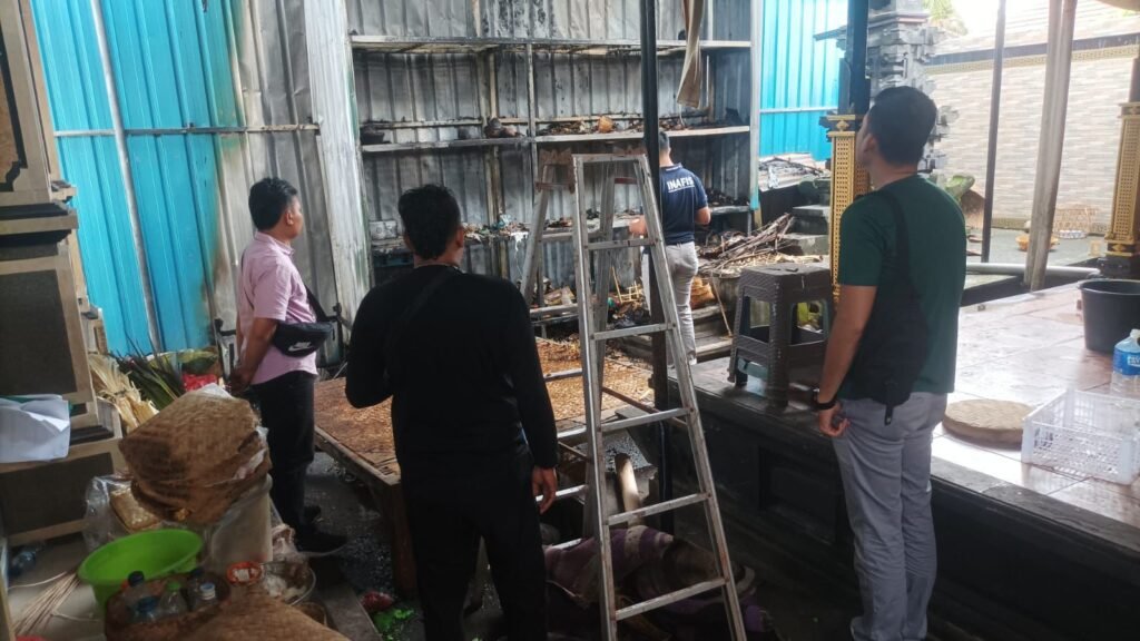 Bagian sudut ruangan di Geria Anyar Tulikup Kaler ini terkena musibah kebakaran.