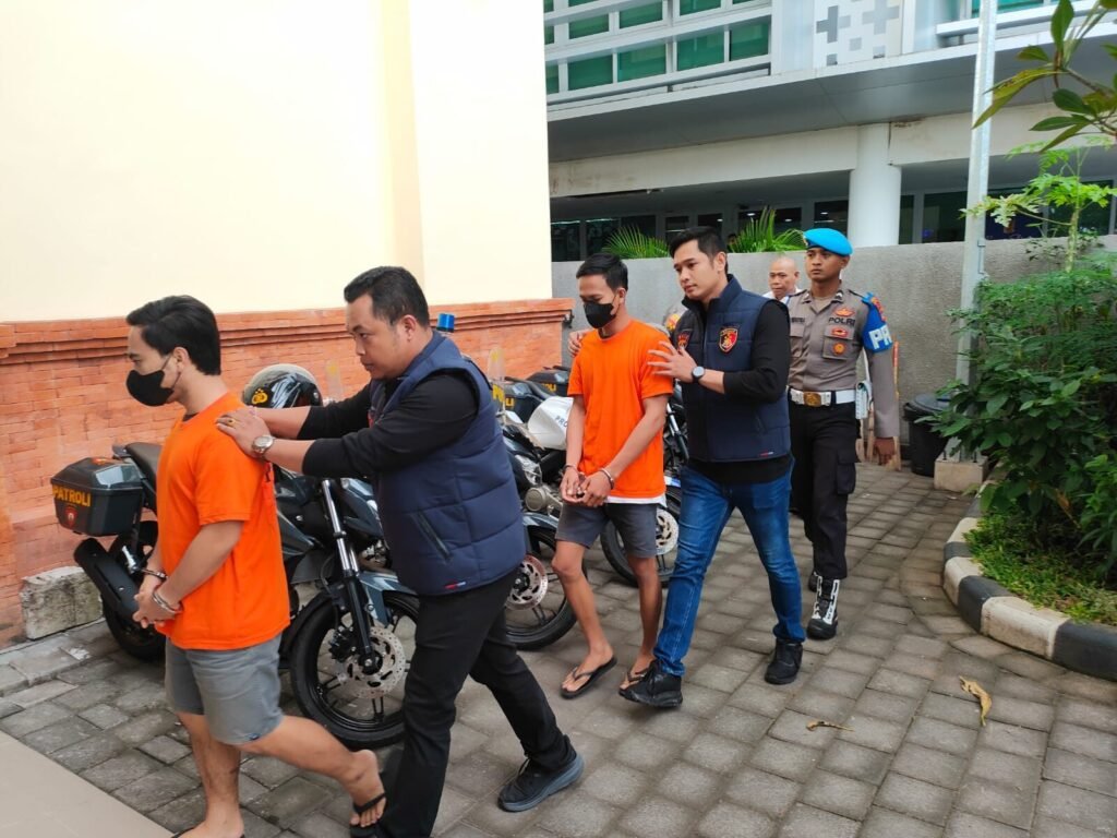 2 pemuda pencuri ban mobil di Bandara Ngurah Rai dibekuk.