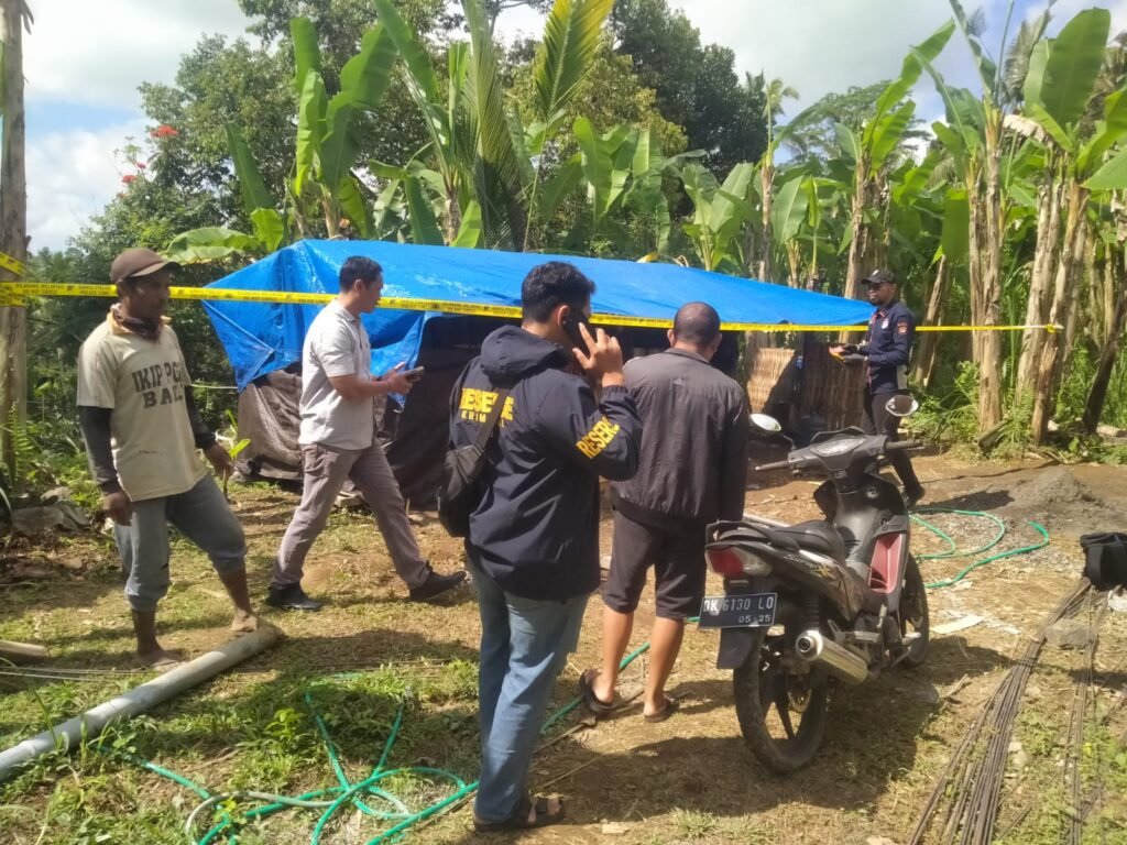 Polisi menggelar olah TKP di bedeng tempat pencurian.