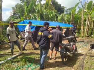 Polisi menggelar olah TKP di bedeng tempat pencurian.