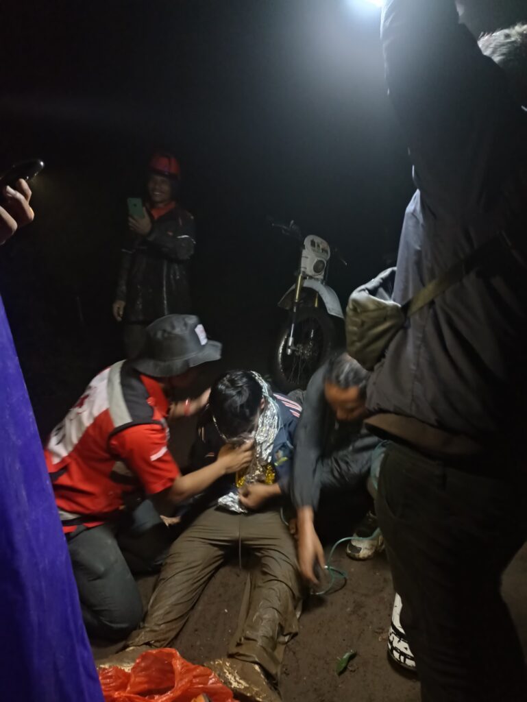 Pendaki Gunung Abang alami sesak napas.