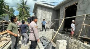 Petugas saat sidak vila di Nusa Penida yang diduga tidak berizin.