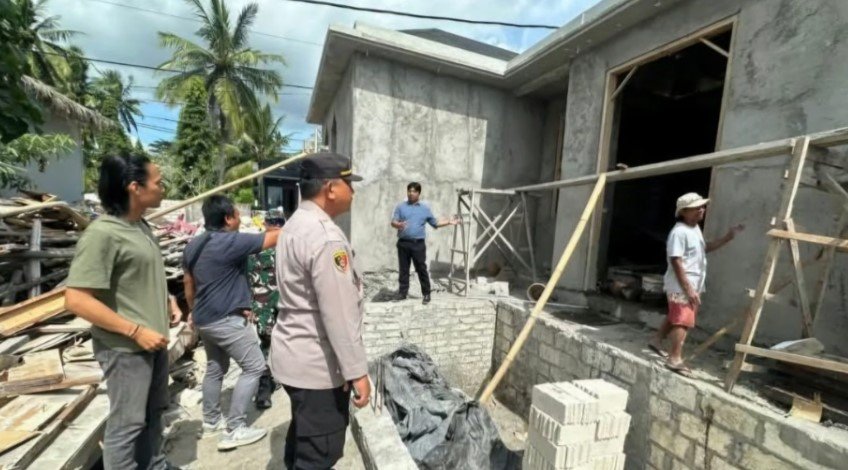 Petugas saat sidak vila di Nusa Penida yang diduga tidak berizin.