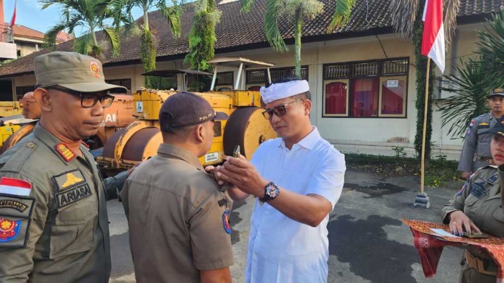 Pegawai di Satpol PP Klungkung diberikan sanksi penurunan pangkat karena bolos tanpa keterangan.