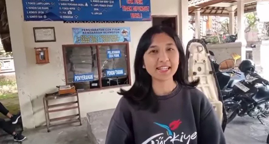 Testimoni warga Karangasem usai membayar pajak kendaraan lima tahunan di Samsat Karangasem.