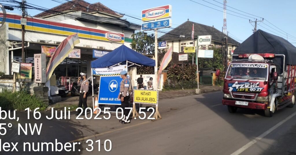 Jalur Denpasar-Gilimanuk di depan Pasar Bajera dialihkan.